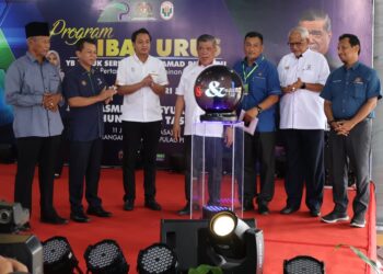 MOHAMAD Sabu (tengah) ketika merasmikan Program Libat Urus bersama Pemimpin Peladang Negeri Pulau Pinang di Nibong Tebal, Pulau Pinang hari ini.-UTUSAN/IQBAL HAMDAN