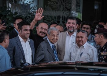 Tun Dr Mahathir Mohamad hadir bagi memberi keterangan kepada Suruhanjaya Siasatan Diraja (RCI) berkaitan Batu Puteh, Batuan Tengah dan Tubir Selatan di Bahagian Hal Ehwal Undang-Undang (BHEUU) Jabatan Perdana Menteri, Putrajaya sebelum ini. - UTUSAN/FAIZ ALIF ZUBIR