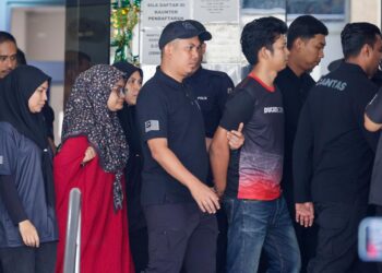 ZAIM Ikhwan Zahari dan Ismanira Abdul Manaf dibawa keluar dari Mahkamah Sesyen Petaling Jaya selepas didakwa mengabaikan Zayn Rayyan Abdul Matiin. - UTUSAN/SHIDDIEQIIN ZON