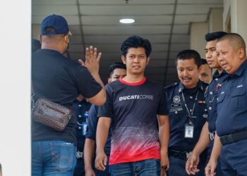 ZAIM Ikhwan Zahari dan Ismanira Abdul Manaf meninggalkan pekarangan Mahkamah Sesyen Petaling Jaya selepas menjelaskan wang jaminan masing-masing RM10,000. - UTUSAN/SHIDDIEQIIN ZON