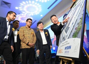 AKMAL Nasrullah (tengah) dan Kon Yeow (dua dari kanan) mendengar penerangan berhubung projek di Bertam, Kepala Batas hari ini.