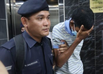 SEORANG penjawat awam (kanan) dihadapkan ke Mahkamah Sesyen Butterworth, Pulau Pinang atas dakwaan melakukan amang seksual dan hubungan seks luar tabii terhadap anak perempuan kandungnya, bulan lalu.