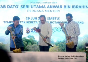 ANWAR Ibrahim (tengah) ketika menghadiri majlis perasmian dan majlis pecah tanah projek kereta kabel Bukit Bendera di Taman Botani, Georgetown, Pulau Pinang.