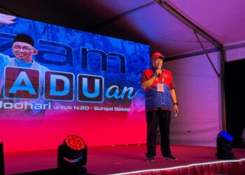 JOOHARI Ariffin ketika mengumumkan iltizamnya pada kempen PRK DUN Sungai Bakap menerusi Ceramah Perpaduan di Taman Tasek Indah, Simpang Ampat, Nibong Tebal, malam tadi