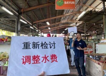 OH Tong Keong (kanan) ketika turun berkempen bersama jentera Gerakan dan PN di sebuah pasar awam di Puteri Gunung, Sungai Bakap hari ini