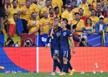PENYERANG Belanda, Donyell Malen (kiri) meraikan bersama Xavi Simons selepas menjaringkan gol ketiga pasukannya semasa pusingan 16 UEFA Euro 2024 menentang Romania di Arena Munich, hari ini. - AFP
