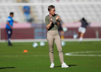 PENGENDALI Kanada, Bev Priestman memutuskan tidak akan melatih pasukannya di tepi padang ketika menentang New Zealand pada aksi bola sepak wanita Sukan Olimpik susulan skandal dron membabitkan dua stafnya. - AFP