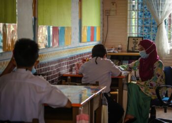 GURU perlu kreatif tanpa terlalu terikat dengan buku teks dalam menggalakkan murid untuk bertutur dan memahami bahasa Inggeris dengan baik. – GAMBAR HIASAN