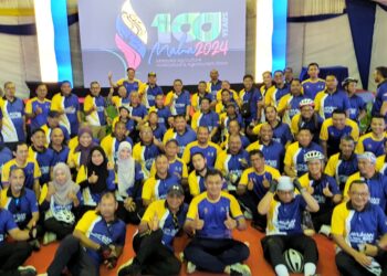 TUANKU Syed Faizuddin Putra Jamalullail (belakang, tiga dari kiri) berkenan merakamkan gambar bersama selepas Program Kayuhan Berbasikal Amal MAIPs Peduli Khas bersempena Karnival Jualan Agro Madani Mega Peringkat Negeri Perlis, baru-baru ini.-UTUSAN
