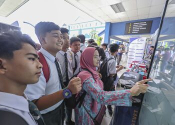 LAHIRKAN generasi yang berpengetahuan luas dan berkemahiran tinggi yang mampu berfikir secara analitis dan membuat keputusan yang tepat. – UTUSAN/AMIR KHALID