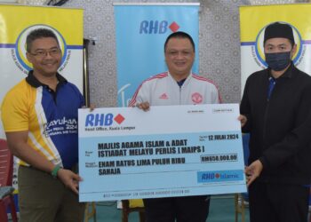 TUANKU Syed Faizuddin Putra Jamalullail (dua dari kanan) berkenan menyaksikan penyerahan zakat berjumlah RM650,000 oleh RHB Islamic Bank Berhad kepada MAIPs. -UTUSAN