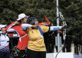 SYAQIERA Mashayikh ketika membidik anak panah pada aksi kelayakan memanah individu wanita Sukan Olimpik Paris 2024 di lapangan Esplanade des Invalides, hari ini. - IHSAN FB MSN
