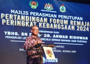 ANWAR Ridhwan merasmikan Majlis Penutupan Pertandingan Forum Remaja Peringkat Kebangsaan 2024 hari ini. - UTUSAN/AFIQ RAZALI