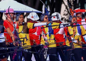 AKSI tiga pemanah negara, Ariana Nur Dania Mohamad Zairi, Nurul Azreena Mohamad Fazil dan Syaqiera Mashayikh dalam pusingan kelayakan memanah individu wanita Sukan Olimpik Paris 2024 di Esplanade des Invalides, kelmarin- IHSAN MOM