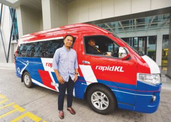MUHAMMAD Yazurin Sallij bersama van perkhidmatan Demand Responsive Transit (DRT) di Menara Prasarana.– utusan/SYAKIR RADIN
