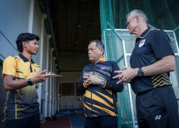 Ketua Kontinjen Negara, Datuk Hamidin Mohd Amin menemui  Muhammad Azeem Fahmi yang menjalani sesi latihan di Majlis Sukan Negara (MSN) baru-baru ini.