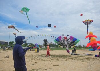 PESERTA menaikkan layang-layang pada Pertunjukan Layang-layang Gergasi Antarabangsa Terengganu 2024 di Dataran Jambatan Angkat Kuala Terengganu di Kuala Terengganu, hari ini.- UTUSAN/PUQTRA HAIRRY ROSLI