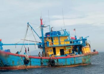 SEBUAH bot nelayan tempatan yang menggunakan kru warga asing ditahan oleh Maritim Malaysia di perairan Kemaman di Kemaman, semalam. - UTUSAN/NIK NUR IZZATUL HAZWANI NIK ADNAN