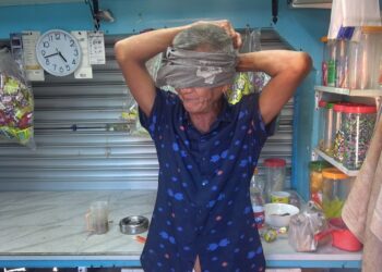MUSTAFA Abdullah melakonkan semula detik cemasnya disamun tiga individu di premis kedai kotaknya di Kampung Pak Sabah, Dungun, hari ini. - UTUSAN/NIK NUR IZZATUL HAZWANI NIK ADNAN