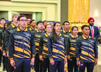 Timbalan Ketua Kontinjen negara ke Sukan Olimpik Paris 2024, Datuk Nicol David (tengah) bersama atlet negara ketika majlis penyerahan bendera di Istana Negara, semalam.-Ihsan laman Facebook Sultan Ibrahim Sultan Iskandar.