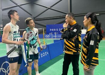 NICOL David (kanan) melakukan tinjauan untuk melihat persiapan atlet-atlet badminton negara dalam
membuat persiapan ke Sukan Olimpik Paris.-IHSAN BAM