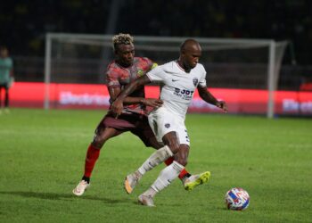 PEMAIN KDA FC, Sony Norde melakukan asakan kepada pemain JDT Heberty pada aksi separuh akhir pertama Piala FA di Stadium Darul Aman pada bulan lalu.,/SHAHIR NOORDIN