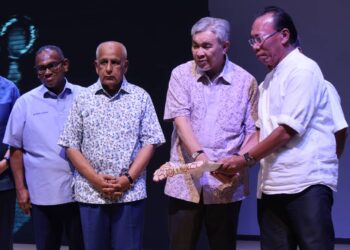 ZAHID Hamidi (dua dari kanan) ketika majlis Pelancaran Program Pra Tahfiz Peringkat Negeri Pulau Pinang di Institut Kemahiran Tinggi Perda-Tech di Bukit Panchor, Nibong Tebal, Pulau Pinang.
