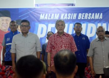 AHMAD Zahid Hamidi (tengah) ketika hadir pada Malam Kasih Bersama Pemimpin di Sungai Kechil, Nibong Tebal, malam ini.-UTUSAN/IQBAL HAMDAN
