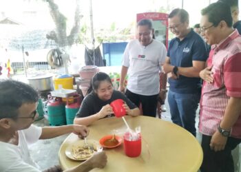 DOMINIC Lau (dua dari kanan) dan Abidin Ismail (kanan) menyantuni pengundi Cina di sekitar Medan Selera Sungai Bakap, Nibong Tebal, Pulau Pinang.-UTUSAN/SAFINA RAMLI