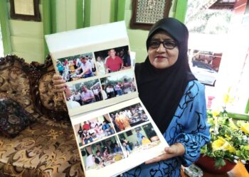 JULIAH MOHD. DIN menunjukkan gambar Sultan Ibrahim yang  terlibat dalam Kembara Mahkota Johor bermalam di rumahnya pada 2005.