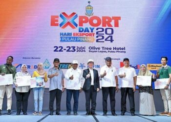 CHOW Kon Yeow (enam dari kiri) dan Reezal Merican Naina Merican (empat dari kanan) ketika hadir pada acara perasmian Hari Eksport Pulau Pinang 2024 di Bayan Lepas, Pulau Pinang