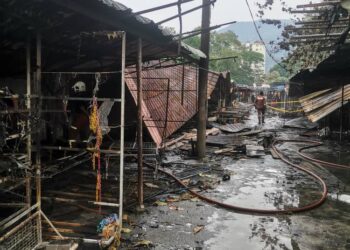 KEADAAN sebahagian daripada 32 unit gerai penjaja yang musnah dalam kebakaran di Kompleks Penjaja Huma House, Batu Ferringhi, Pulau Pinang, petang tadi
