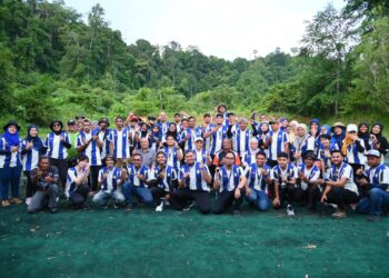 PARA peserta yang menyertai acara menembak 
bergambar bersama Mohd. Shukri Ramli sempena Karnival Sukan Media Media 2.0 di Kompleks Lapang Sasar Menembak Genting Kabu, Sungai Batu Pahat di sini, semalam.-UTUSAN/AHMAD ADIB AKHYAR AMINARRASHID