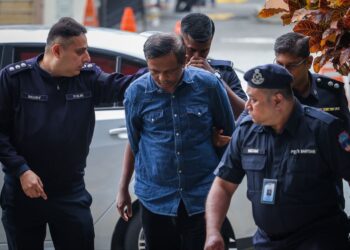 SATHISKUMAR ketika tiba di Mahkamah Sesyen atas pertuduhan memulakan penghantaran perkhidmatan komunikasi lucah dengan niat menyakitkan hati orang lain.