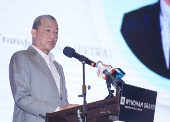 DATUK Seri Fadhillah Yusof memberikan ucapan perasmian majlis Persidangan dan Pameran Khas Air Malaysia 2024 di Wyndham Grand, Kuala Lumpur. - UTUSAN/MOHD FARIZWAN HASBULLAH
