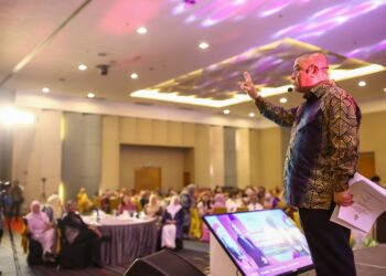SAARANI Mohamad berucap pada Program Townhall Wanita Perak di Ipoh hari ini. - UTUSAN/MUHAMAD NAZREEN SYAH MUSTHAFA