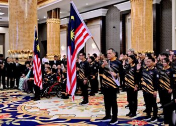 KONTINJEN negara yang akan menyertai Sukan Olimpik dan Paralimpik Paris 2024 dalam majlis penyerahan Jalur Gemilang di Istana Negara baru-baru ini. - Ihsan MOM