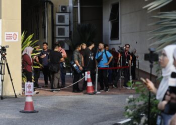 SUASANA pekarangan Kompleks Mahkamah Petaling Jaya sebelum Mahkamah Sesyen bersidang pada prosiding sebutan kes ibu bapa Zayn Rayyan Abdul Matiin pagi ini.