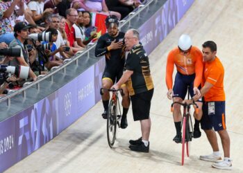 John Beasley (dua dari kiri) bersama Datuk Azizulhasni Awang.