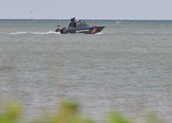 SEBUAH  bot Maritim Malaysia Terengganu melakukan operasi carilamat mangsa yang hilang dalam kejadian bot nelayan dilanggar  tongkang di perairan Kemaman ketika tinjauan di Jeti Haji Pa Kuala Kemaman, Kemaman, hari ini. - UTUSAN/PUQTRA HAIRRY ROSLI