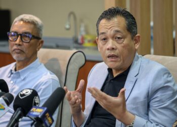 Tan Sri Hamidin Mohd Amin (kanan) kini disebut-sebut bakal kembali terajui FAM.