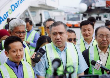 ANTHONY Loke ketika hadir menyaksikan Pelancaran Pengeksportan Pertama Durian Segar ke China di terminal kargo KLIA. - UTUSAN/FAISOL MUSTAFA