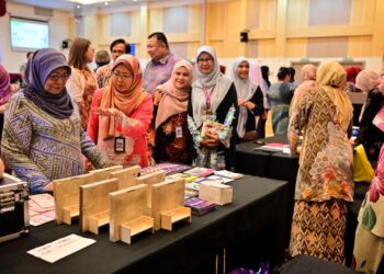 ROHANI Abdul Karim (kiri) melawat ruang pameran selepas merasmikan Forum Advokasi Perancang Keluarga 2024 di Kuala Nerus, hari ini. - UTUSAN/PUQTRA HAIRRY ROSLI