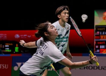 Hoo Pang Ron-Cheng Su Yin turut tersingkir di tangan pilihan utama dari Thailand, Dechapol Puavaranukroh-Supissara Paewsampran melalui keputusan 21-14, 12-21, 17-21.