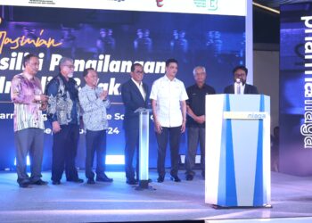 Mohamed Khaled Nordin (tengah) melakukan gimik Perasmian Fasiliti Pengilangan Insulin dan Vaksin di Pharmaniaga Life Science Sdn. Bhd. di Kuala Lumpur. - UTUSAN/FARIZ RUSADIO