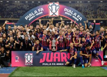JDT ketika menjulang trofi selepas dinobatkan sebagai juara Piala FA 2024 selepas menumpaskan Selangor FC.