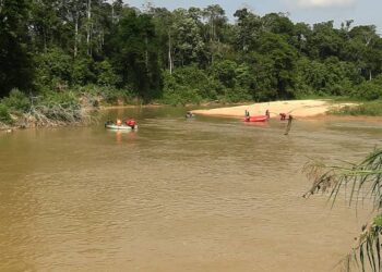 MANGSA lemas ditemukan kira-kira lima meter dari lokasi dilaporkan hilang, ketika keluar menjaring ikan di sungai dekat Ladang LKPP, Sungai Lepar di Pekan, Pahang. - FOTO/DIANA SURYA ABD WAHAB