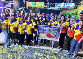 KAKITANGAN Kedutaan Besar Malaysia di Kathmandu bertanding tenpin boling sempena sambutan Hari Sukan Negara.
