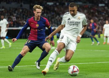 KYLIAN Mbappe (kanan) kekal menjadi taruhan di bahagaian serangan Real Madrid musim ini.-AFP