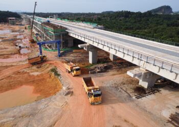 PEMBINAAN projek ECRL sepanjang 665 kilometer dijangka siap menjelang akhir 2026.